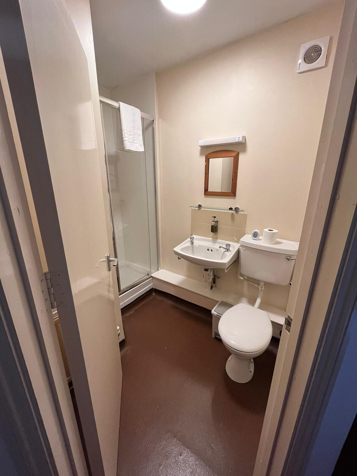 Economy Double Room, Ensuite | Bathroom