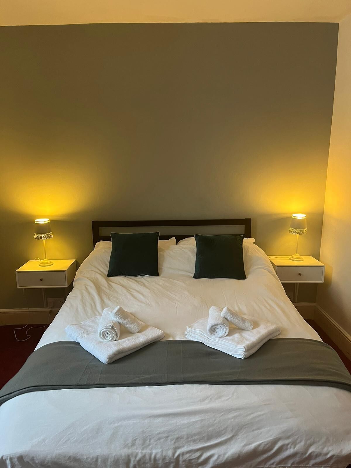 Økonomi-dobbeltrom, eget bad | Strykejern/-brett og sengetøy