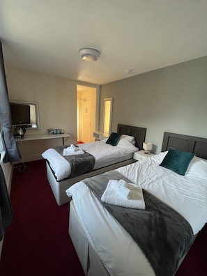 Twin Room, 2 Twin Beds, Ensuite | Iron/ironing board, bed sheets - The Castle Hotel (Hythe)