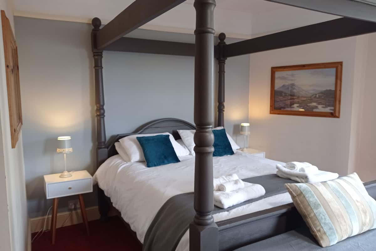 Family Room, Ensuite | Iron/ironing board, bed sheets