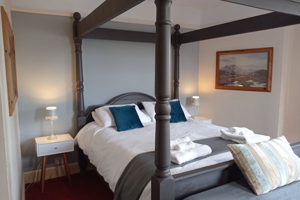 Family Room, Ensuite | Iron/ironing board, bed sheets