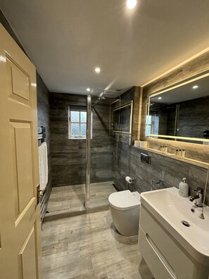 Chambre avec lits jumeaux, salle de bains attenante | Salle de bain