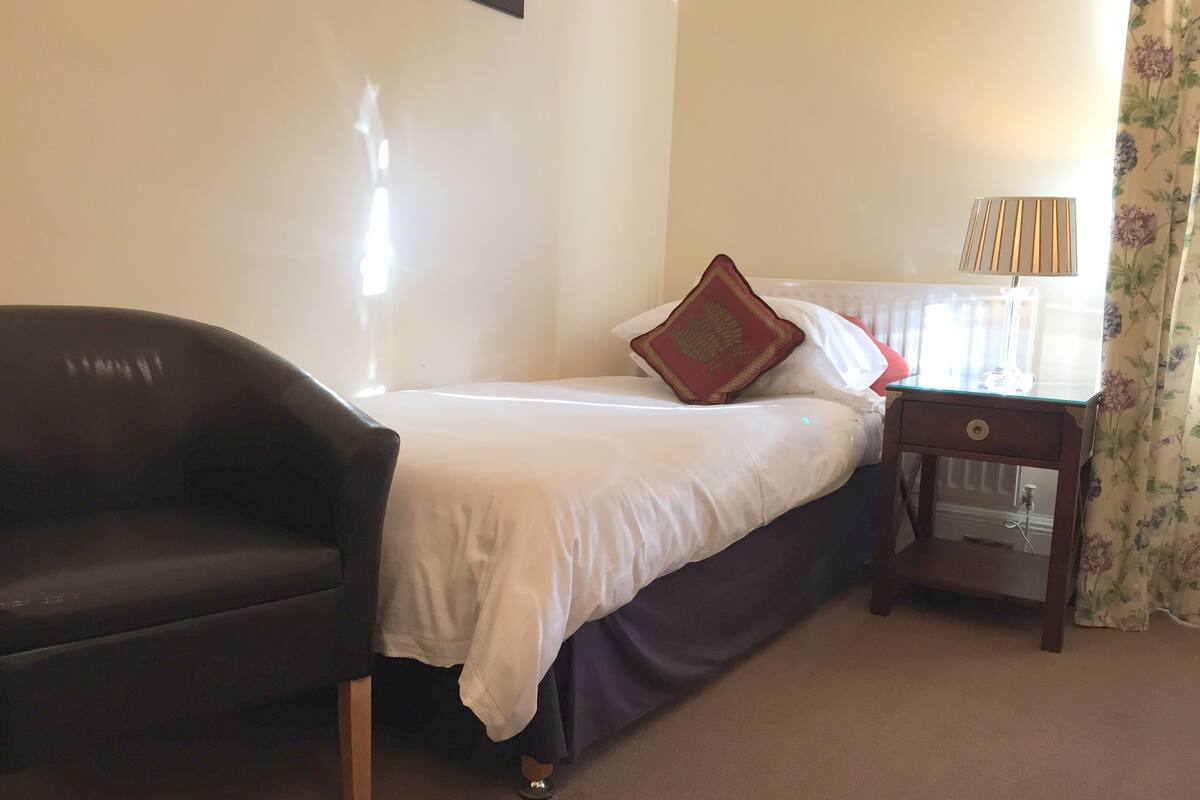 Single Room - Private Bathroom | Iron/ironing board (on request), WiFi (free)