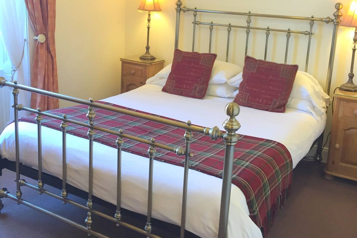 Double En-suite | Iron/ironing board (on request), WiFi (free)