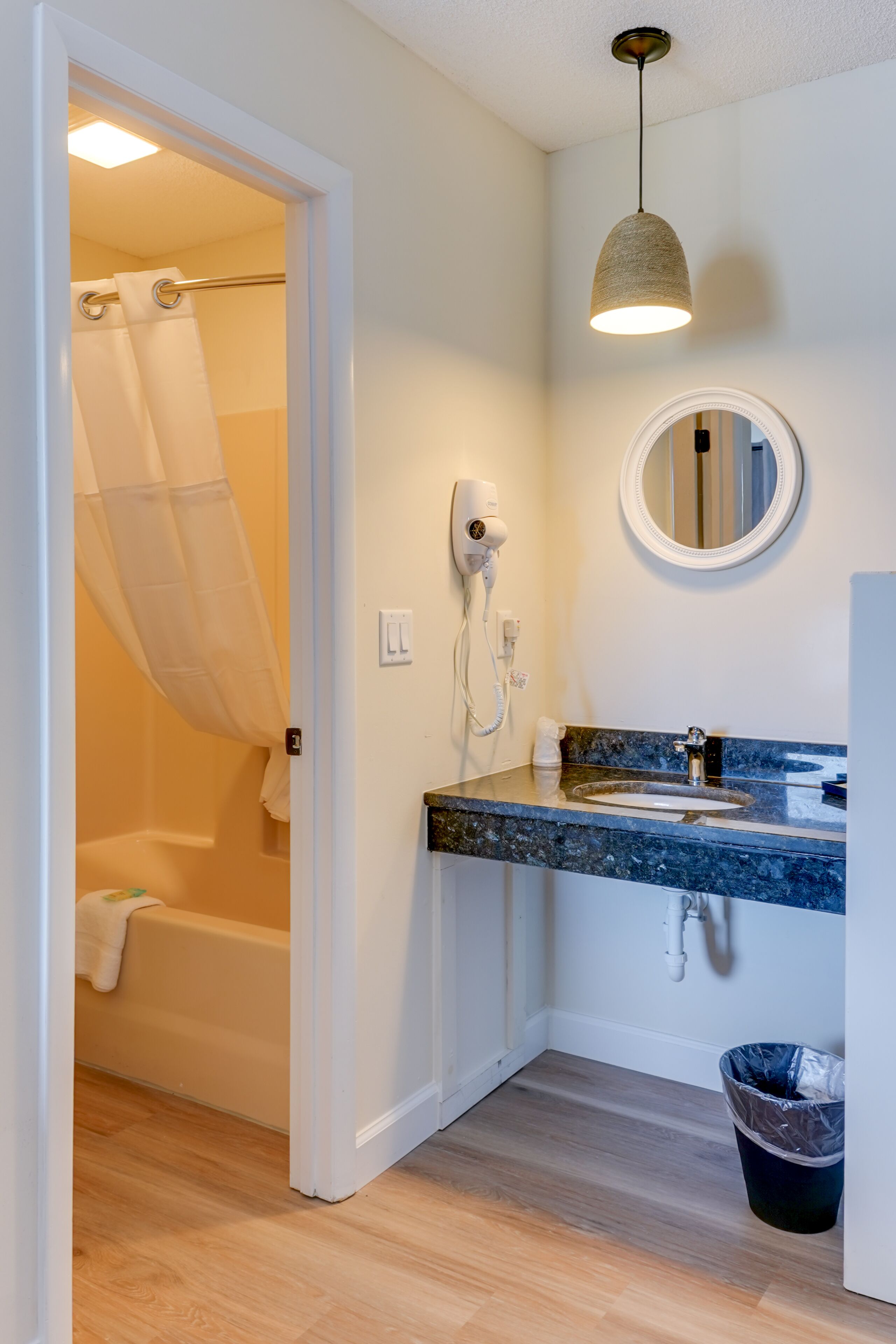 Kamar Standar, 1 Tempat Tidur King | Kamar mandi | Kombinasi shower/bathtub, pengering rambut,  dan handuk