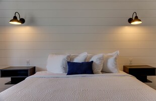 Standard Room, 1 King Bed | Free WiFi, bed sheets