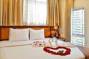 Minibar, in-room safe, desk, blackout curtains - Lucasta Hotel (Ho Chi Minh City)