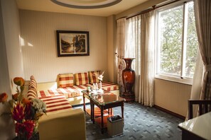 Suite, 1 cama de matrimonio grande (Thien Thao Suite) | Sala de estar | Televisión LCD de 42 pulgadas con canales por cable, una televisión