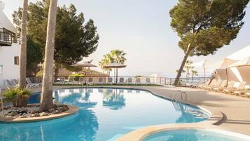 3 outdoor pools