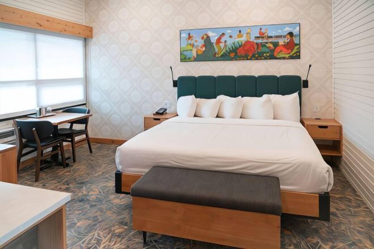 Hypo-allergenic bedding, in-room safe, blackout curtains, free WiFi