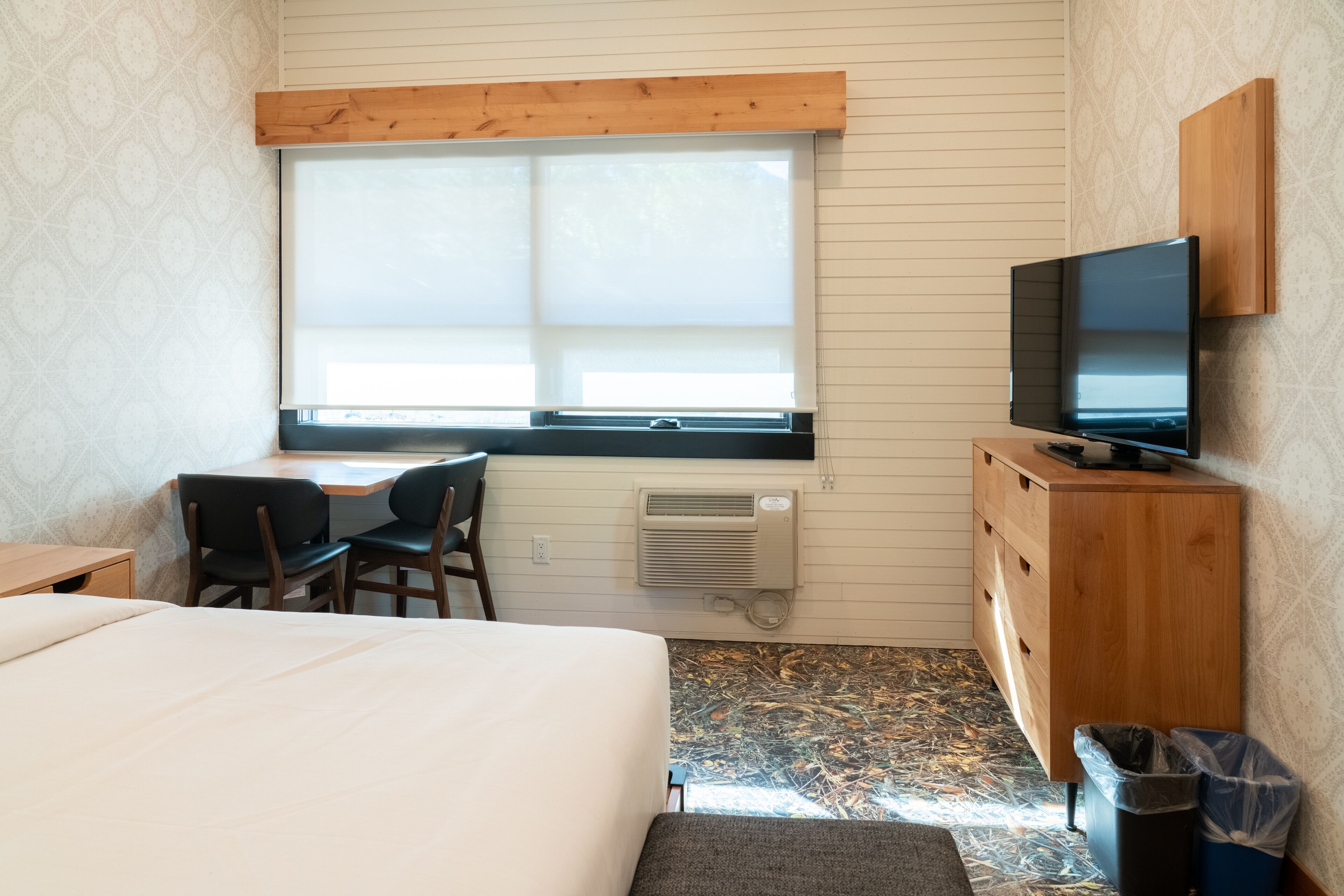 superior room, 1 king bed | television