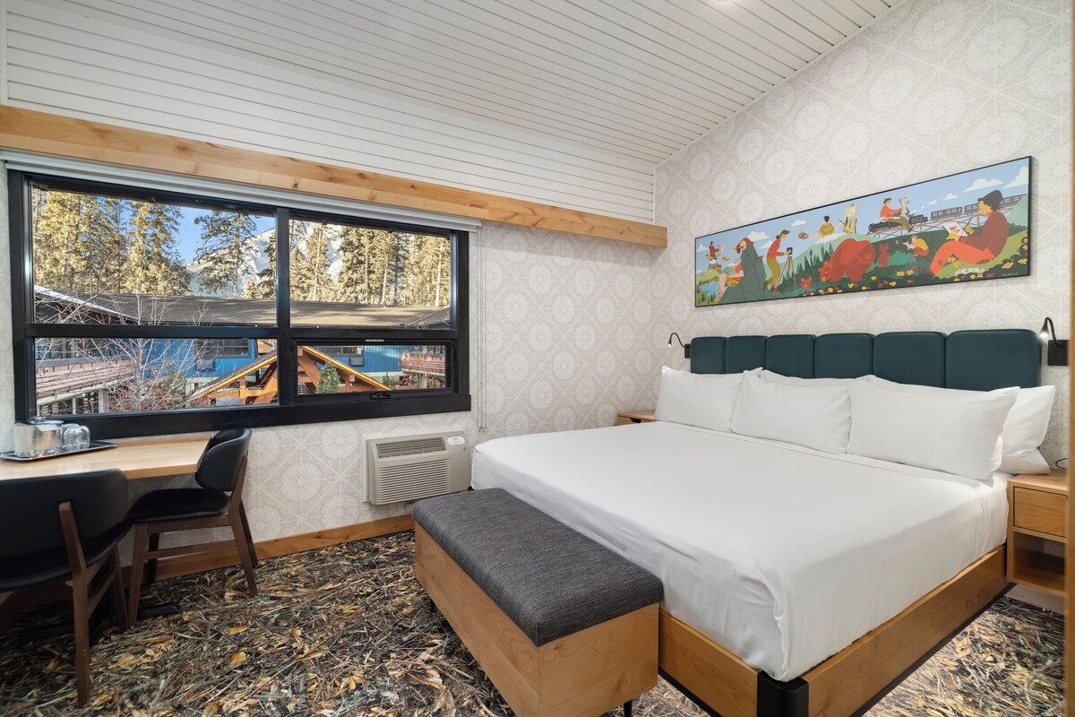 Superior Room, 1 King Bed | Hypo-allergenic bedding available, in-room safe, blackout drapes