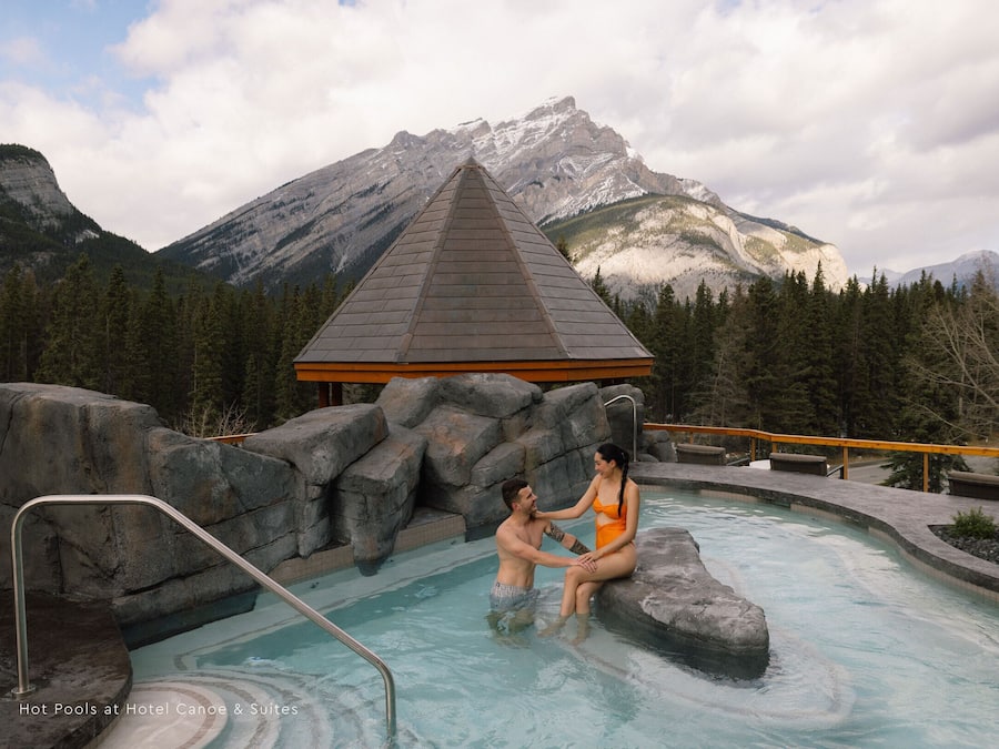 Kolam renang atas bumbung