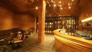 Un interno moderno con pannelli in legno, un angolo bar e posti a sedere.