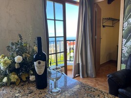 Apartamento panorámico, 2 habitaciones, balcón, vistas al mar | Zona de estar | Televisión de pantalla plana de 32 pulgadas con canales por satélite