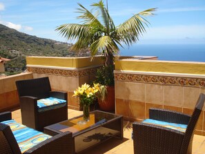 Apartamento superior, terraço, vista para o mar | Terraço/pátio