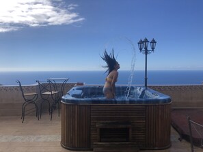 Ein Whirlpool mit Blick auf den Ozean.