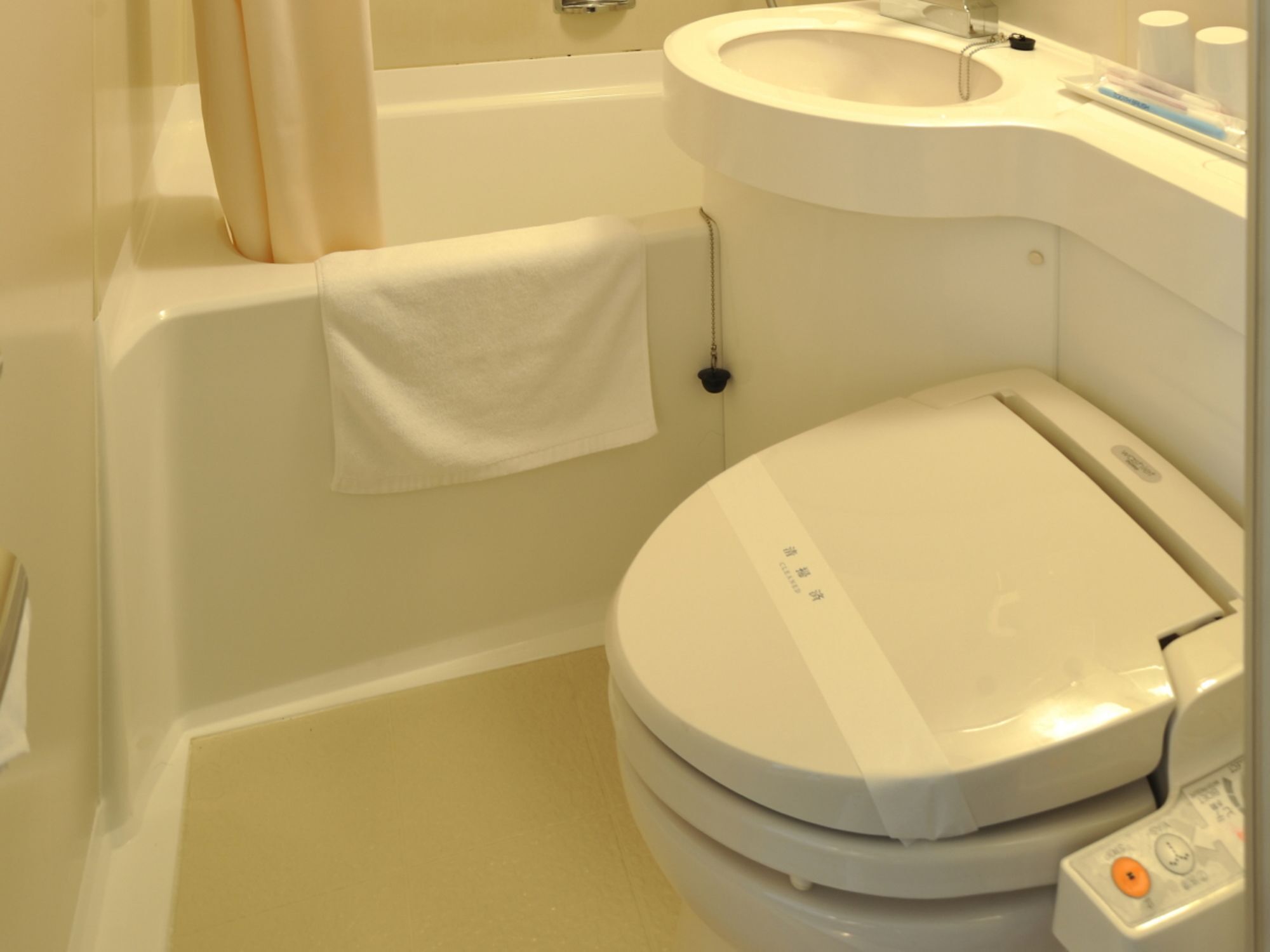 combined shower/bathtub, rainfall showerhead, free toiletries