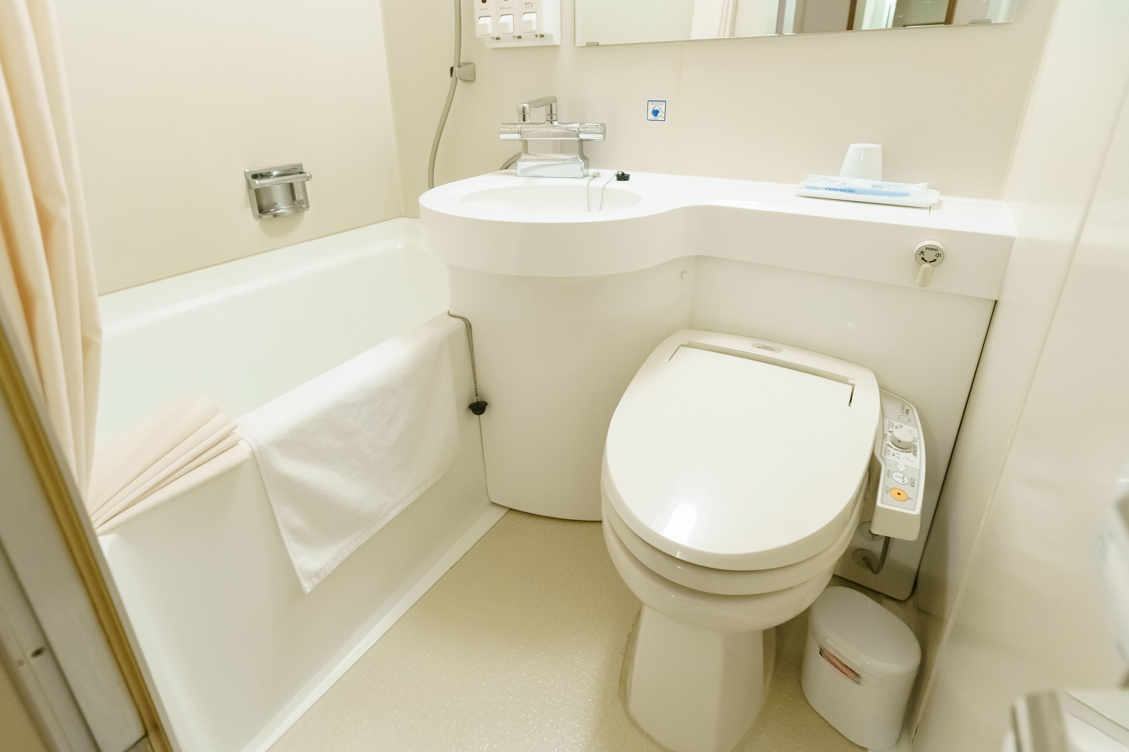 combined shower/bathtub, rainfall showerhead, free toiletries