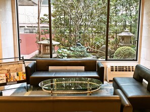 Lobby sitting area - Kyoto Horikawa Inn (Kyoto)