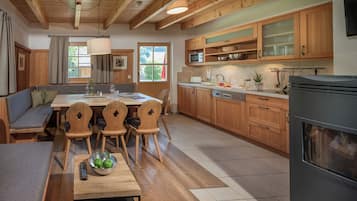 Lodge Luxury  | 3 bedrooms, hypo-allergenic bedding, in-room safe, cots/infant beds