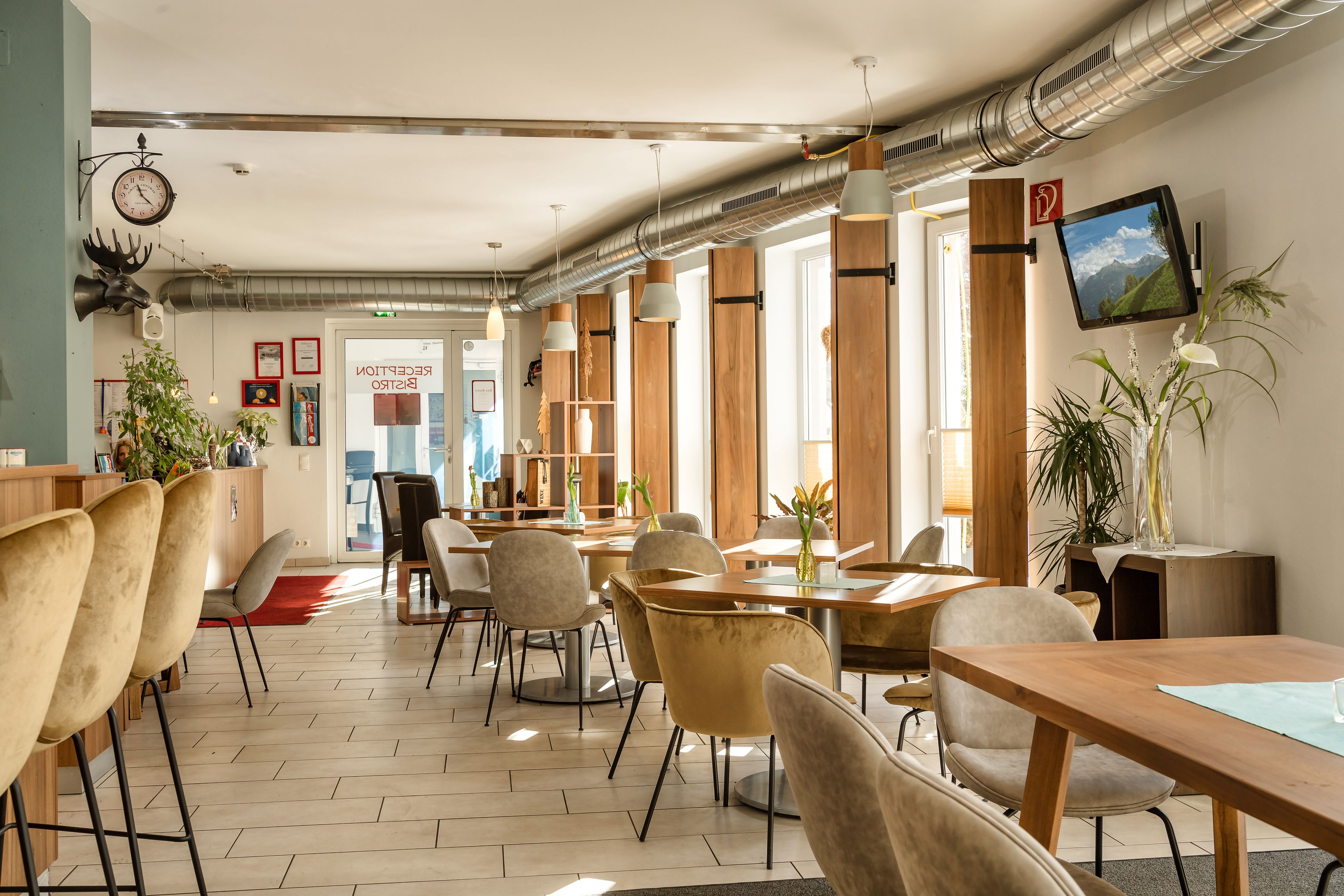 breakfast served, al fresco dining