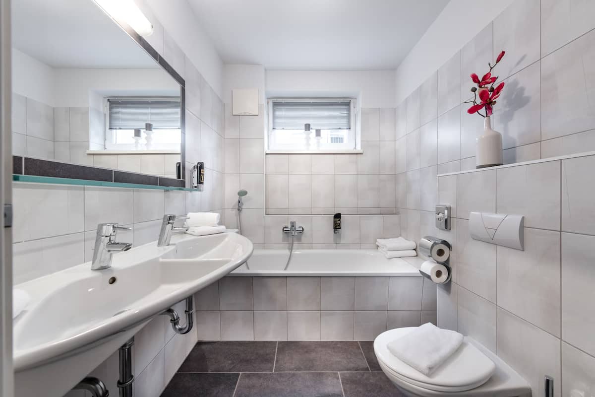 combined shower/bathtub, hair dryer, towels