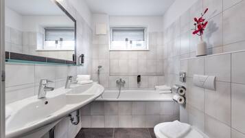 Combined shower/bathtub, hair dryer, towels