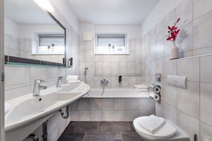 Bañera con ducha, secador de pelo, toallas