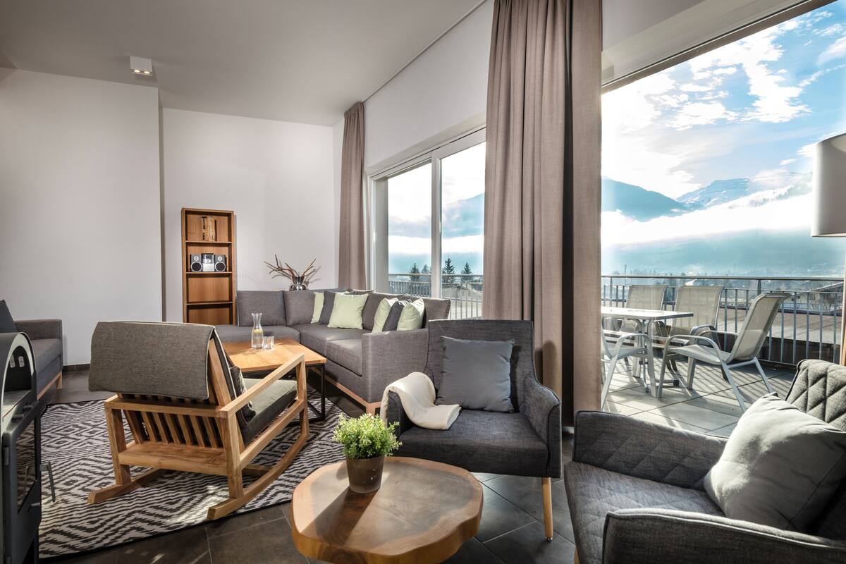 Apartamento, terraza, vistas a la montaña (Alpine Royal) | Zona de estar | Una televisión LCD, una chimenea