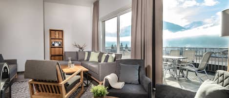 Departamento, Terraza, vista a la montaña (Alpine Royal) | Área de sala de estar | Televisión LCD y chimenea