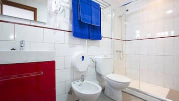 Combined shower/tub, towels