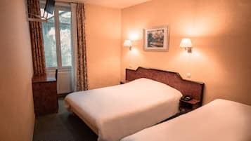 Triple Room | Desk, iron/ironing board, free cribs/infant beds, free WiFi