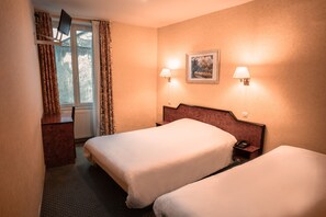 Triple Room | Desk, iron/ironing board, free cots/infant beds, free WiFi - Hotel Neptune (Paris)