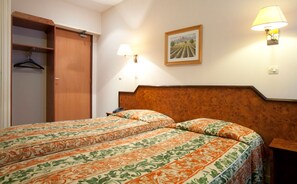 Quarto duplo | Escrivaninha, ferros/tábuas de passar roupa, berços grátis