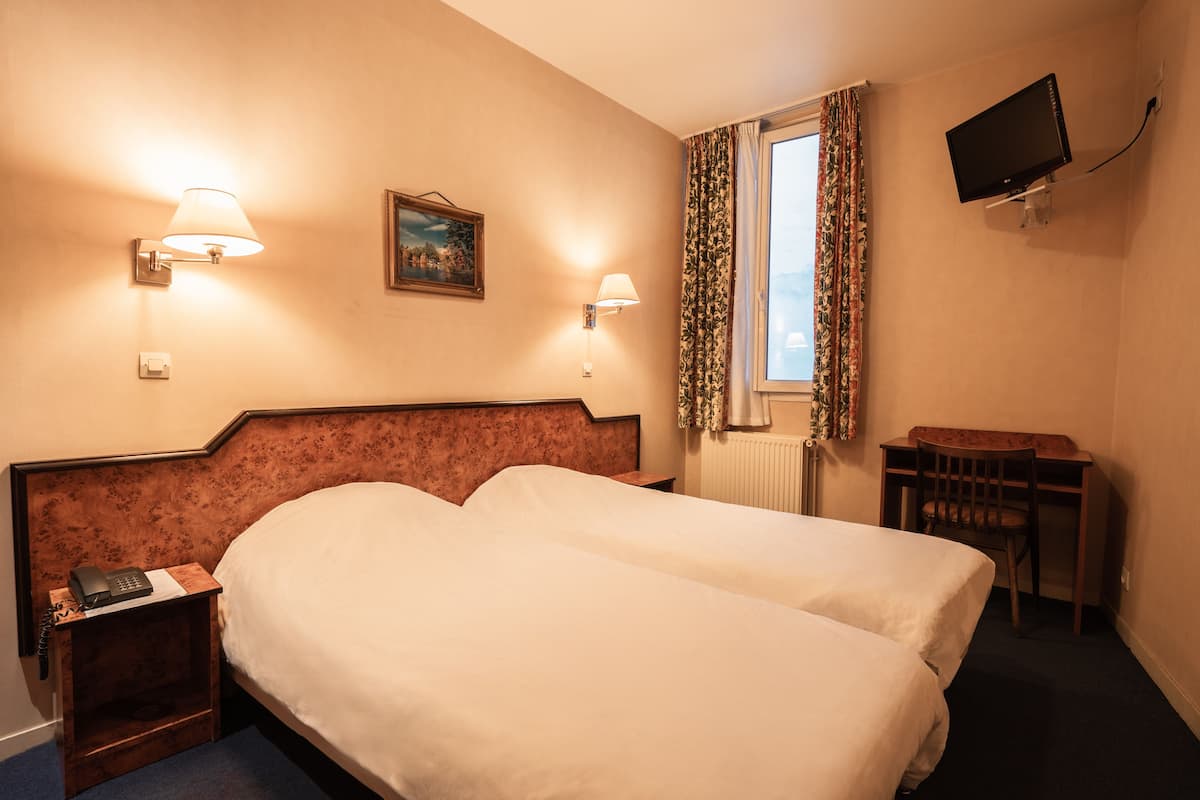 Twin Room | Desk, iron/ironing board (on request), cribs (free), WiFi (free)