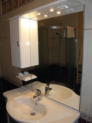 Badkar/dusch, gratis toalettartiklar, hårtork och handdukar