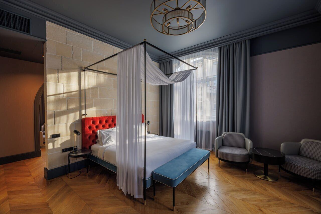 Ropa de cama de alta calidad y minibar 