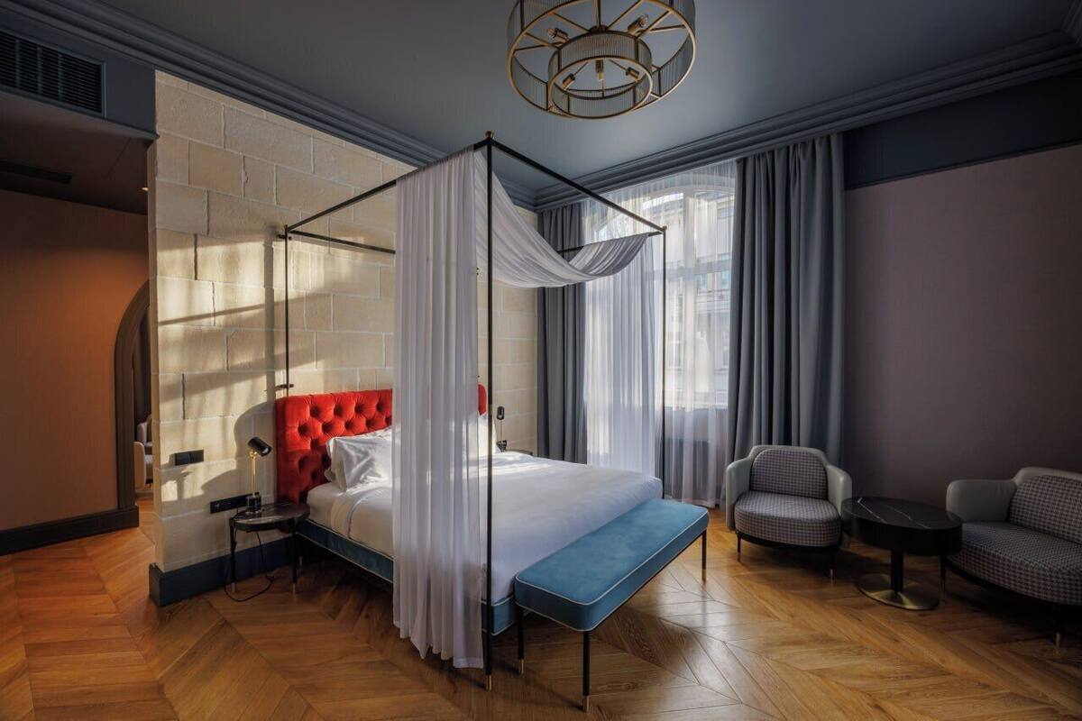 Ropa de cama de alta calidad y minibar 