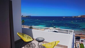 Estúdio superior, terraço, vista para o mar | Cofres nos quartos, escrivaninha, cortinas blackout, Wi-Fi de cortesia