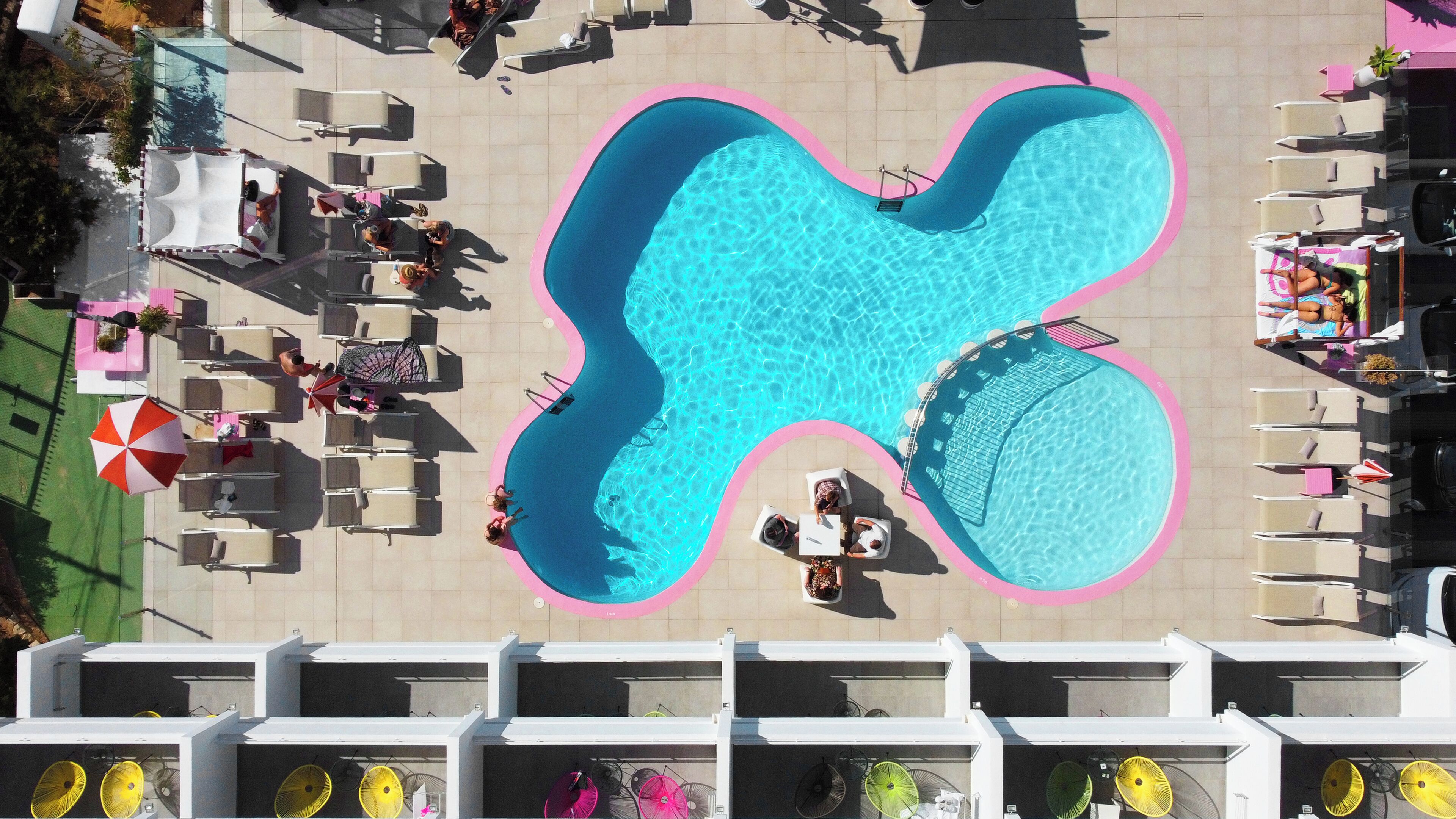Piscina externa, espreguiçadeiras