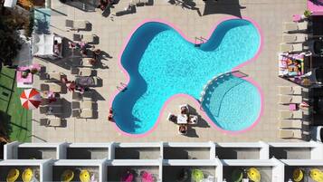 Piscina externa, espreguiçadeiras