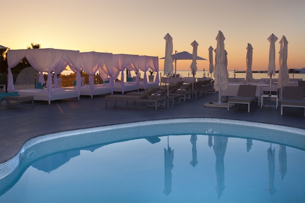 Outdoor pool, sun loungers