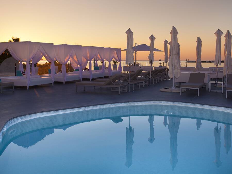 Piscina externa, espreguiçadeiras