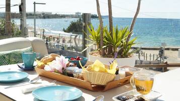 Se ofrece un desayuno bufé todos los días (por un coste adicional)