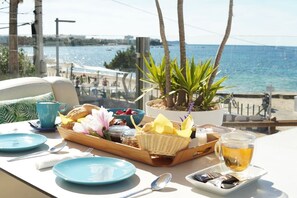 Petit déjeuner buffet servi tous les jours en supplément