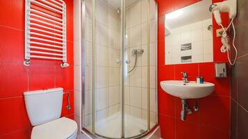 Habitación doble, baño privado | Baño | Ducha, artículos de higiene personal gratuitos y secador de pelo