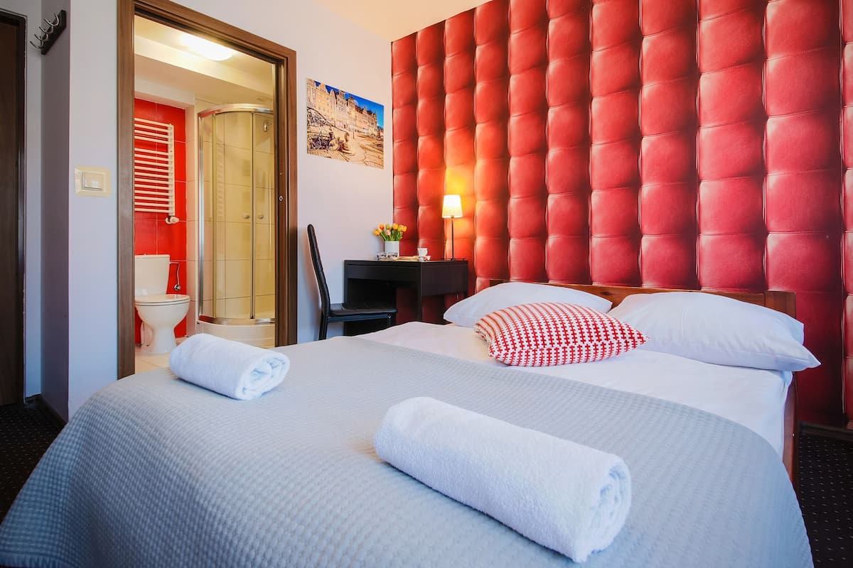 Double Room, Private Bathroom | Living area | 36-inch TV with satellite channels