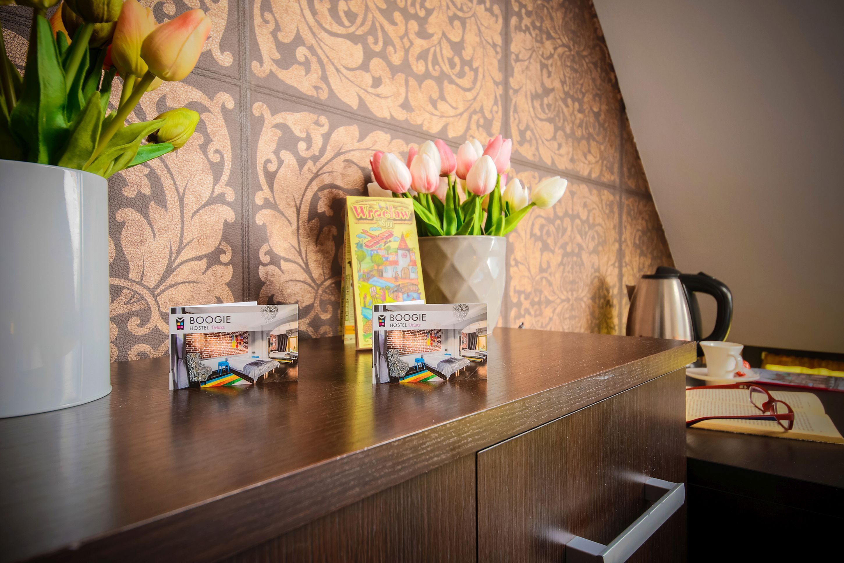 Chambre Double, salle de bains privée | Coin séjour | Télévision de 36 pouces avec chaînes par satellite