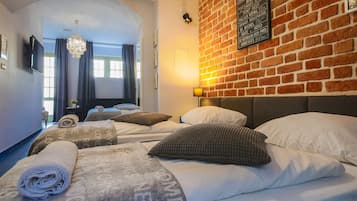 Habitación estándar, baño privado (4 persons) | Área de sala de estar | Televisión de 36 pulgadas con canales vía satélite